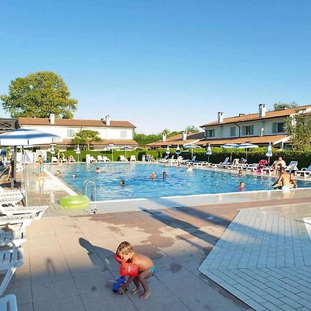 Terraced House In The Ca' Del Pino Holiday Complex With Communal Pool In Bibione Eksteriør billede