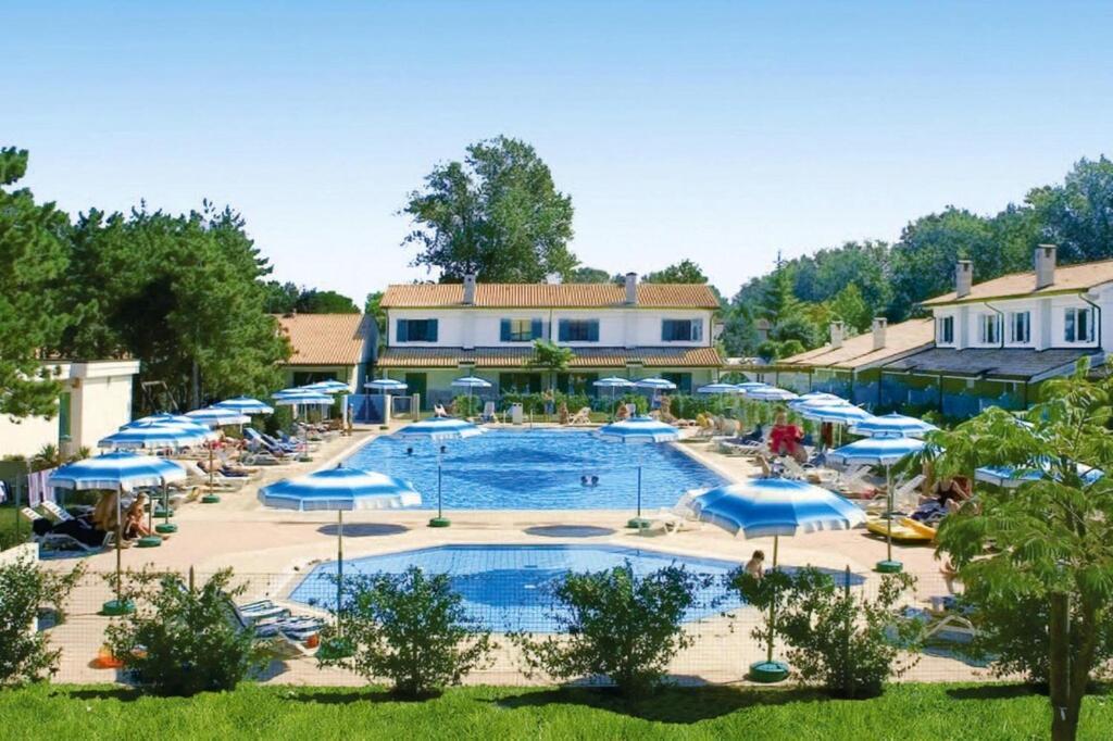 Terraced House In The Ca' Del Pino Holiday Complex With Communal Pool In Bibione Eksteriør billede