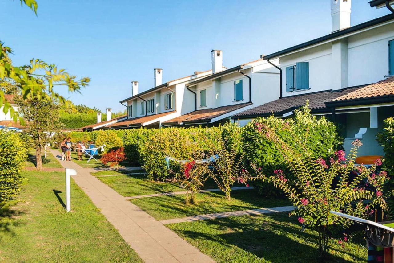 Terraced House In The Ca' Del Pino Holiday Complex With Communal Pool In Bibione Eksteriør billede