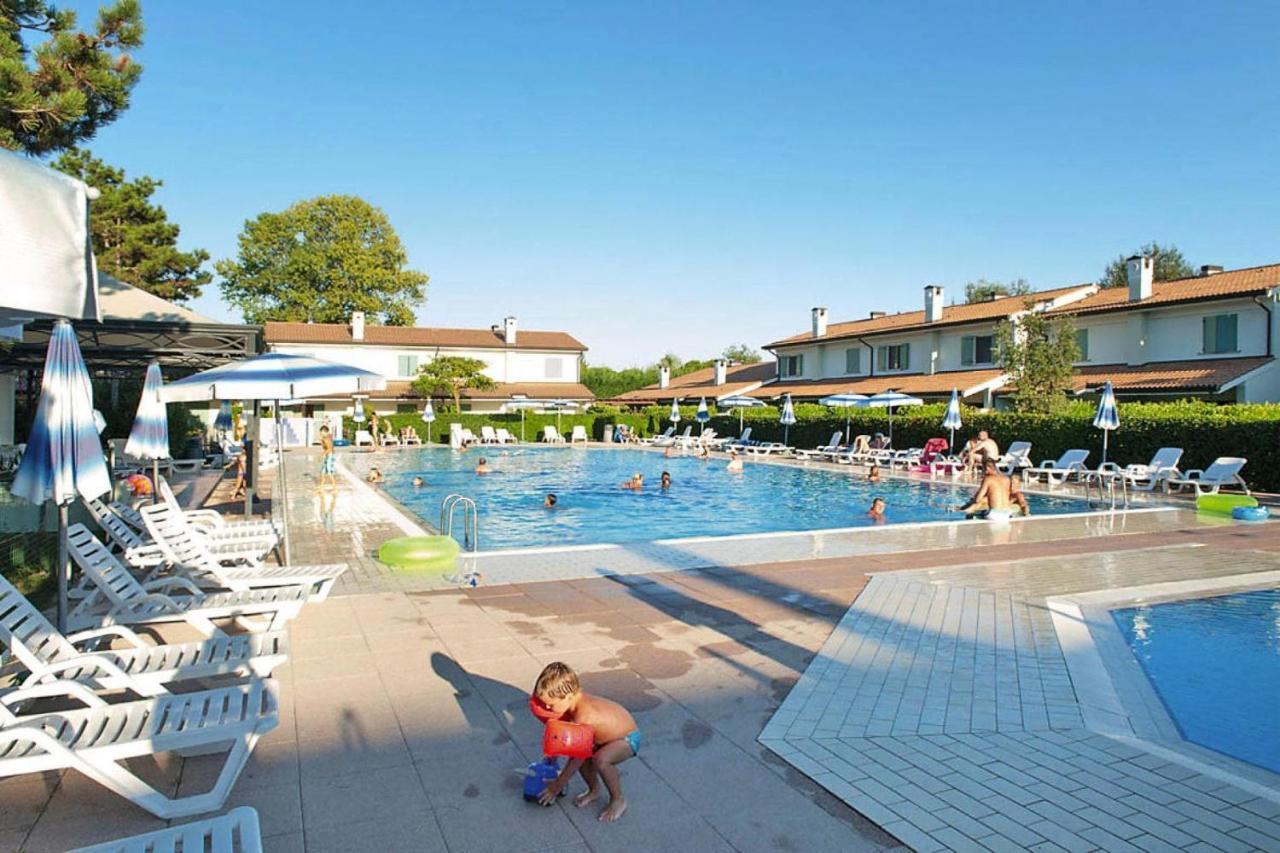 Terraced House In The Ca' Del Pino Holiday Complex With Communal Pool In Bibione Eksteriør billede