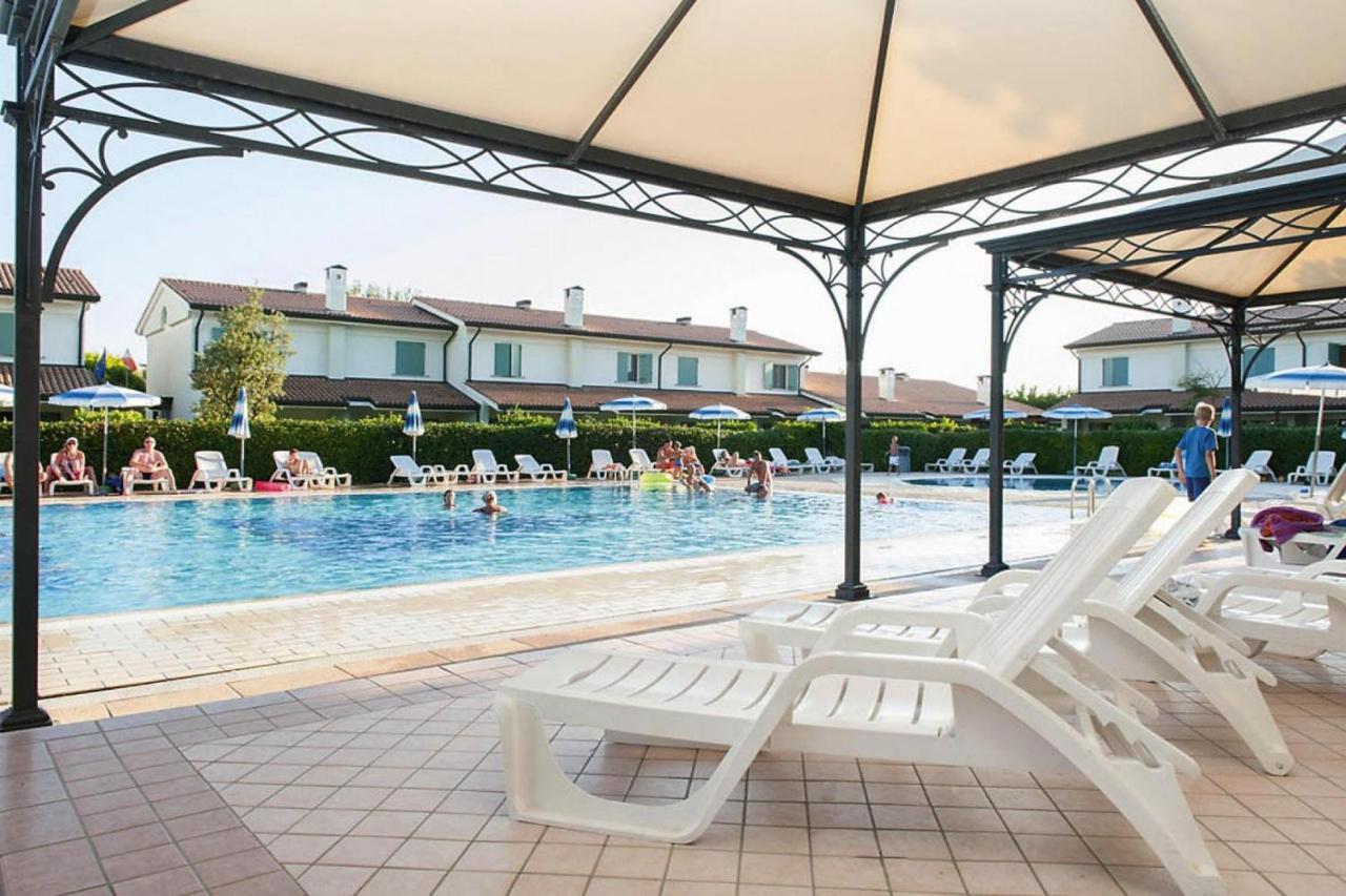 Terraced House In The Ca' Del Pino Holiday Complex With Communal Pool In Bibione Eksteriør billede