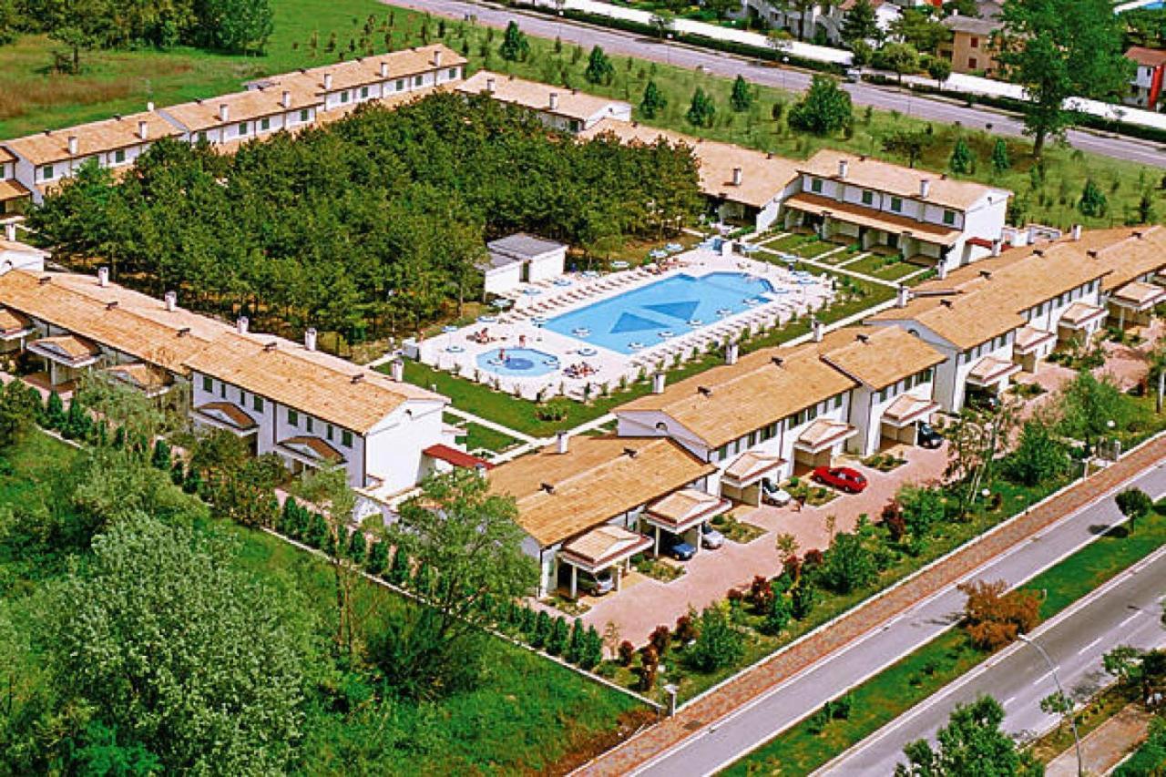 Terraced House In The Ca' Del Pino Holiday Complex With Communal Pool In Bibione Eksteriør billede