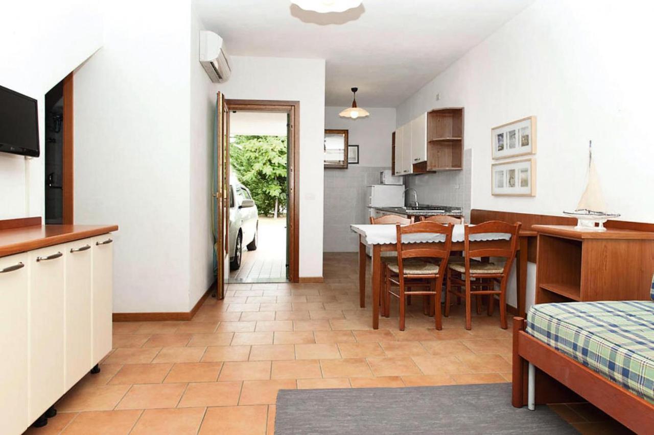 Terraced House In The Ca' Del Pino Holiday Complex With Communal Pool In Bibione Eksteriør billede