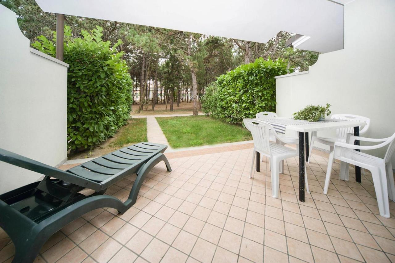 Terraced House In The Ca' Del Pino Holiday Complex With Communal Pool In Bibione Eksteriør billede