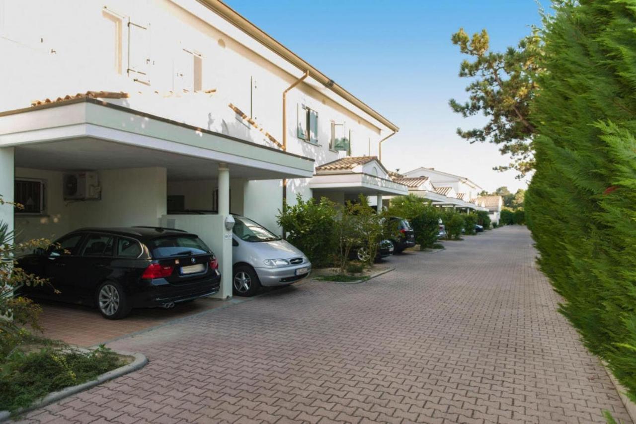 Terraced House In The Ca' Del Pino Holiday Complex With Communal Pool In Bibione Eksteriør billede
